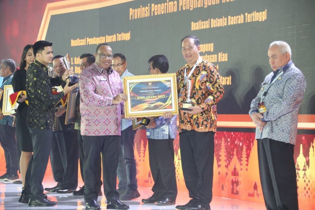 Wakil Menteri Dalam Negeri John Wempi Wetipo memberikan penghargaan kepada daerah yang berhasil merealisasikan pendapatan dan belanja terbaik di tahun anggaran 2022 di Jakarta, Kamis (16/3/2023).