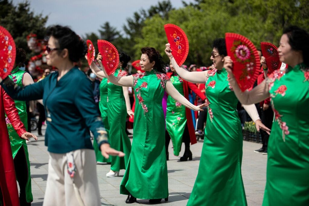 Orang-orang menari di sebuah taman di Shenyang, Provinsi Liaoning, timur laut China, 28 April 2021.