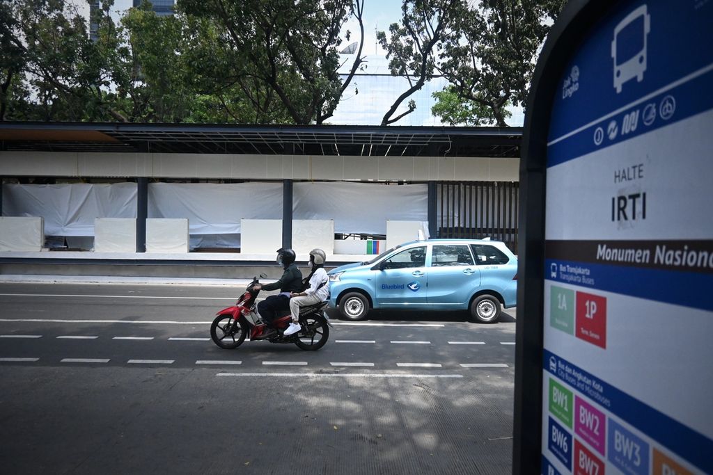 Kondisi Halte Transjakarta Balai Kota, di Jalan Medan Merdeka Selatan, Jakarta Pusat, pada Senin (1/8/2022) siang. Bagian plafon halte itu sempat roboh pada 29 Juli lalu.