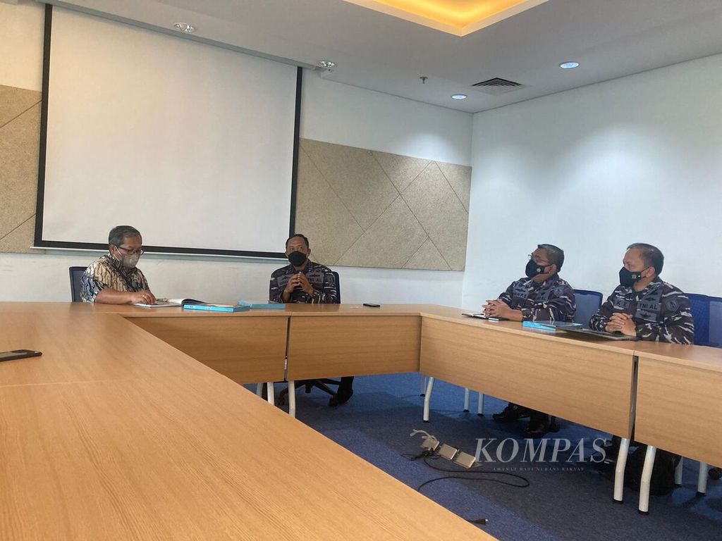 Wakil Pemimpin Redaksi <i>Kompas</i> Tri Agung Kristanto berdiskusi dengan Komandan Pusat Hidrosal Laksamana Madya Nurhidayat di Redaksi <i>Kompas</i>, Rabu (27/4/2022).