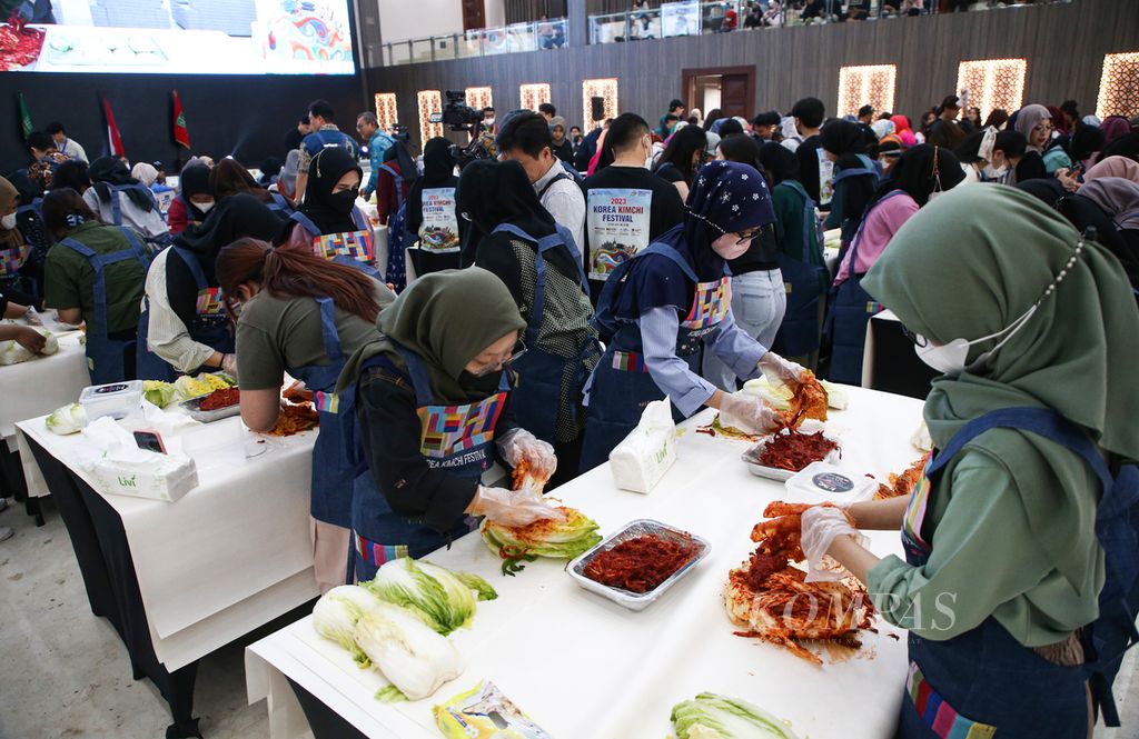 Para mahasiswa dan dosen mengikuti proses pembuatan kimchi dalam Festival Korea Kimchi 2023 di Universitas Nasional (UNAS) Jakarta, Rabu (20/09/2023). Festival tersebut diselenggarakan di kampus UNAS karena memiliki Fakultas Bahasa dan Sastra Bahasa Korea. 