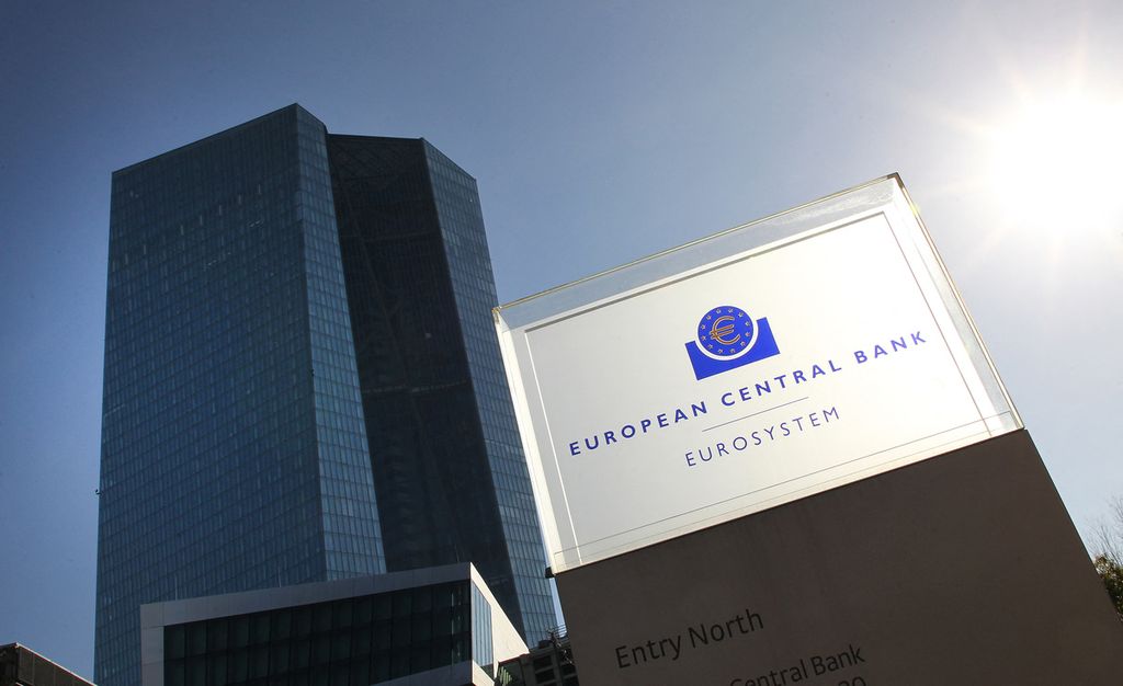 Logo dan gedung pusat Bank Sentral Eropa (ECB) difoto menjelang konferensi pers kebijakan moneter zona euro di Frankfurt am Main, Jerman, 27 Oktober 2022. 