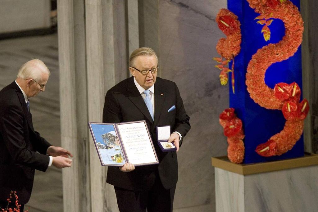Ketua Komite Nobel Norwegia Ole Danbolt Mjoes (kiri) menyerahkan piagam dan medali penghargaan Nobel Perdamaian kepada mantan Presiden Finlandia Martti Ahtisaari pada upacara penyerahan penghargaan Nobel Perdamaian di gedung Balai Kota di Oslo, Norwegia, 10 Desember 2008. 