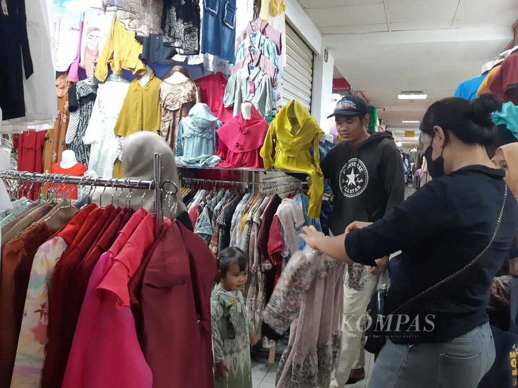 Baju <i>shimmer</i> tak hanya untuk perempuan remaja dan dewasa, untuk anak pun tersedia di ITC Cipulir Jakarta Selatan, seperti tampak pada Selasa (9/4/2024).