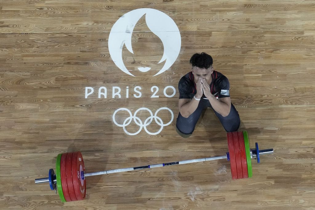 Rizki Juniansyah, lifter Indonesia, merayakan capaian medali emas angkat besi nomor 73 kilogram putra Olimpiade Paris 2024 di Paris, Perancis, Kamis (8/8/2024).