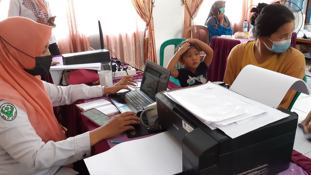 Petugas mendata warga yang hendak divaksin di Puskesmas Tanjung Sari, Desa Tanjung Sari, Kecamatan Natar, Lampung Selatan, Rabu (12/1/2022). Sejumlah puskesmas di Lampung mulai memberikan vaksin penguat untuk warga lansia.