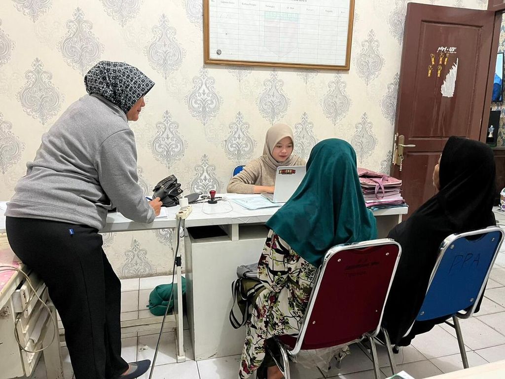 Penyidik dari Unit Perlindungan Perempuan dan Anak Polres Lampung Barat meminta keterangan orangtua korban pencabulan, Senin (27/5/2024). 