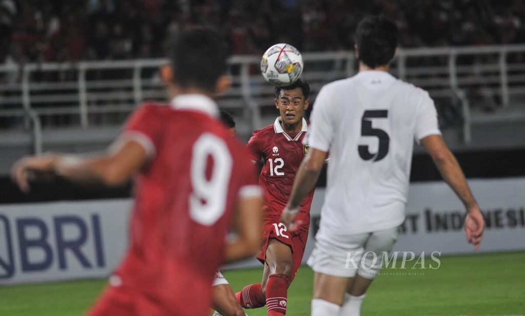 Bek kiri tim nasional Indonesia, Pratama Arhan, menyundul bola saat melawan Palestina pada laga persahabatan di Stadion Gelora Bung Tomo, Surabaya, Jawa Timur, Rabu (14/6/2023).
