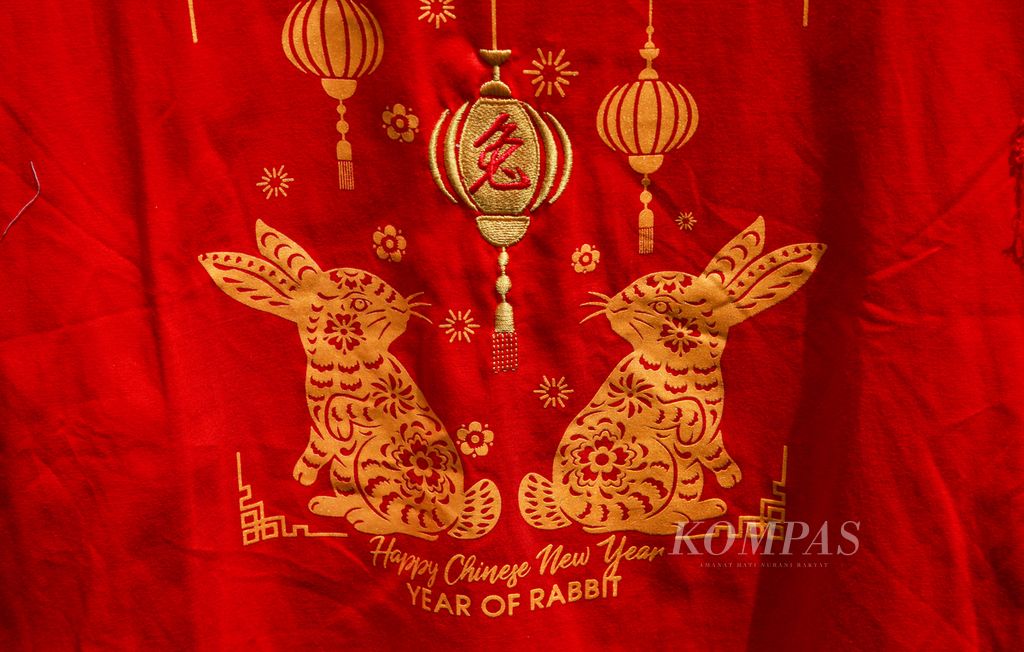 Pakaian bergambar kelinci ditawarkan pedagang di Pasar Lama, Kota Tangerang, Banten, Minggu (8/1/2023). Dalam kalender China, tahun 2023 merupakan Tahun Kelinci Air.