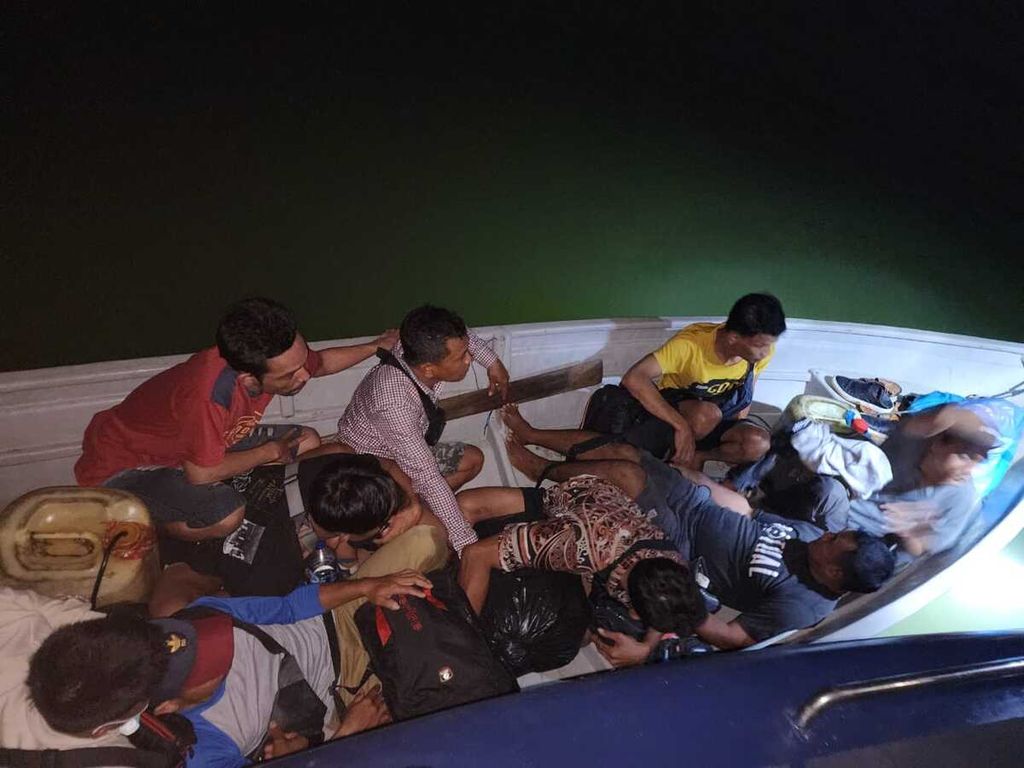 Perahu berisi sembilan calon pekerja migran tanpa dokumen disergap tim reaksi cepat Pangkalan Utama TNI Angkatan Laut IV di perairan Batam, Kepulauan Riau, Sabtu (3/6/2023).