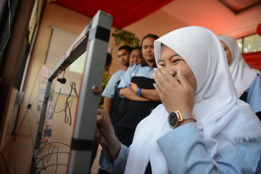 Pelajar mencoba alat peraga sains buatan siswa yang dipamerkan dalam kegiatan Ekspose STEM di Gedung Technopark SMK Negeri 2 Salatiga, Kota Salatiga, Jawa Tengah, Rabu (13/11/2019). 