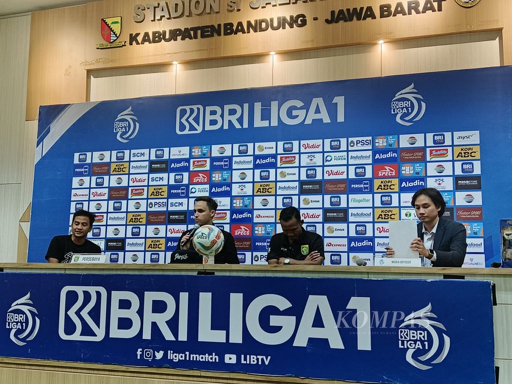 Persebaya coach Paul Munster gave a press statement after the match between Persebaya Surabaya and host team Persib Bandung in the BRI Liga 1 competition at Si Jalak Harupat Stadium, Bandung Regency, West Java, on Saturday (20/4/2024). Persebaya lost 3-1 in this match.