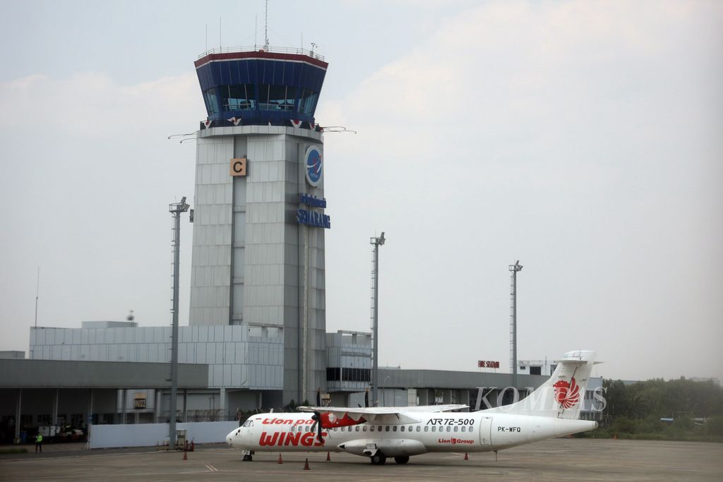 Pergerakan pesawat di Bandar Udara Internasional Ahmad Yani, Semarang, Jawa Tengah, dipantau petugas dari menara AirNav, Senin (29/8/2022). 