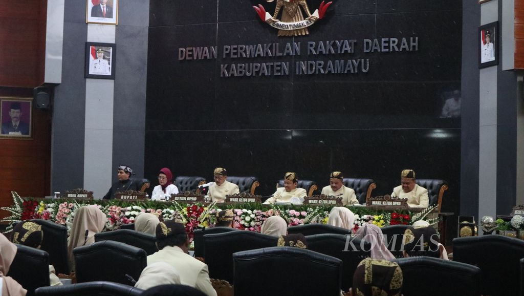 Suasana rapat paripurna dalam peringatan Hari Jadi Ke-495 Indramayu di Kantor DPRD Indramayu, Jawa Barat, Jumat (7/10/2022). Di usia ke-495 tahun, Indramayu meraih sejumlah prestasi, seperti penurunan angka <i>stunting</i> (tengkes) dan produksi padi terbanyak nasional. Namun, masalah kemiskinan dan disharmoni antara bupati dan wakilnya masih terjadi.