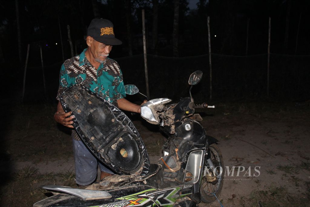 Osong (60) baru mengambil motornya yang sempat disita polisi saat kerusuhan di Seruyan, Kalteng, Selasa (10/10/2023). Motor milik Osong rusak setelah kerusuhan itu. Ia mengaku motornya dirusak aparat kepolisian.