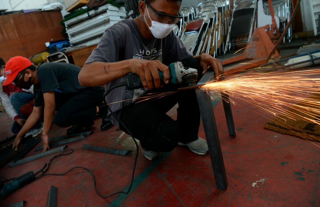 Peserta mempraktikkan kemampuan mereka dalam mengolah besi dan logam untuk membuat produk di Balai Besar Pengembangan Latihan Kerja Semarang, Kota Semarang, Jawa Tengah, Kamis (10/9/2020).