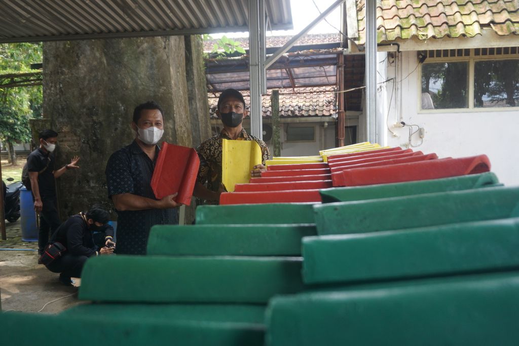 Genteng-genteng dari limbah plastik di Purwokerto, Banyumas, Jawa Tengah, Minggu (17/10/2021).
