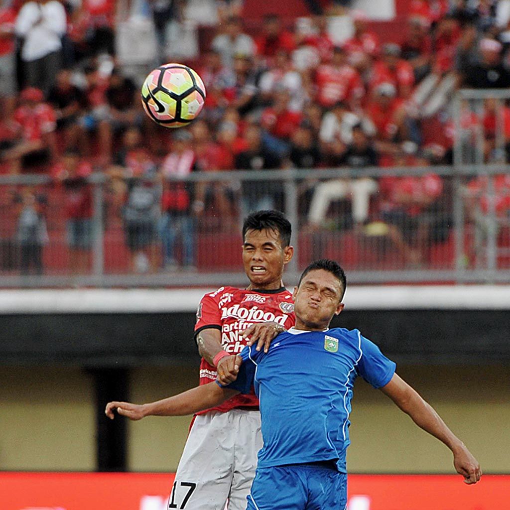 Pesepak bola  PSPS Riau, Ponda Dwi Saputra (kanan), berebut bola dengan pemain Bali United, I Nyoman Sukarja, dalam pertandingan babak penyisihan Grup D Piala Presiden 2018 di Stadion I Wayan Dipta, Gianyar, Bali, Rabu (24/1). Bali United menang atas PSPS Riau dengan skor 3-2.