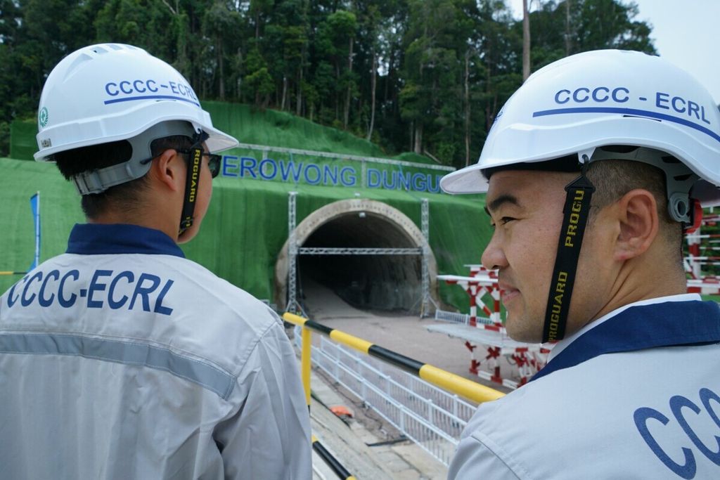 Pekerja China Communications Constructions Ltd (CCCC) berdiri di depan terowongan proyek Jaringan Rel Pantai Timur di Dungun, Terengganu, Malaysia, Kamis (25/7/2019). Proyek itu bagian dari Prakarsa Sabuk dan Jalan Beijing yang ditargetkan selesai pada tahun 2026.