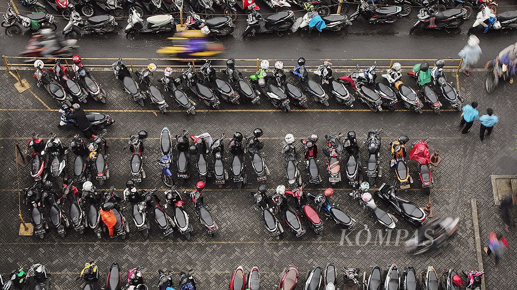  Lahan parkir di pusat perbelanjaan di kawasan Kenari, Jakarta Pusat, Jumat (17/11). Pemerintah Provinsi DKI Jakarta berencana menaikkan tarif parkir sebagai bagian dari optimalisasi pajak untuk menggenjot pendapatan daerah di tahun 2018.