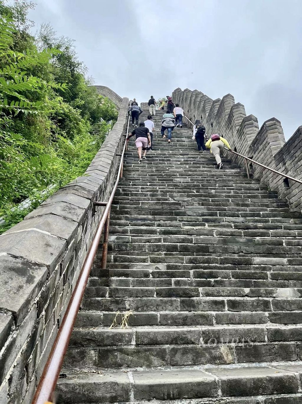 Anak-anak tangga di rute Juyongguan tak hanya sama tinggi rendahnya, tetapi juga curam. Disarankan selama menanjak atau turun, tangan berpegangan pada penopang besi yang menempel pada tembok. Karena curam, cukup membuat jantung berdebar dan napas ngos-ngosan.