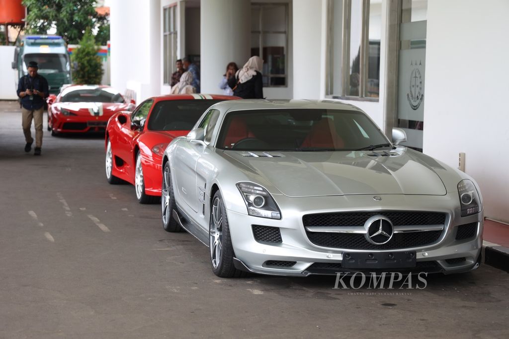Three luxury cars belonging to Harvey Moeis, seized by investigators from the Attorney General's Office in a case of alleged corruption related to illegal mining in the IUP area of PT Timah Tbk for the years 2015-2022, were parked in the complex of the Attorney General's Office in Jakarta on Friday (26/4/2024). The luxury cars consist of two Ferraris and one Mercedes Benz. Thus, a total of seven luxury cars belonging to the husband of actress Sandra Dewi have been seized by the Prosecutors.