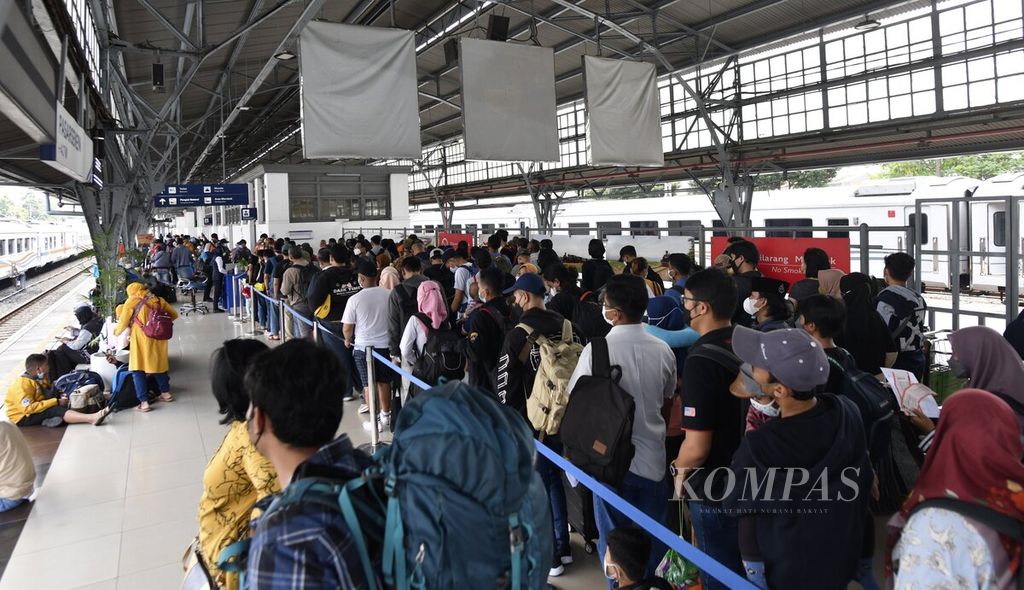 Antrean penumpang kereta api jarak jauh untuk pemeriksaan tiket di peron Stasiun Pasar Senen, Jakarta, Selasa (5/4/2022). 