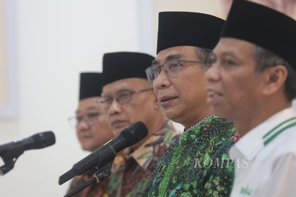 The Muhammadiyah Central Board together with the Nahdlatul Ulama Executive Board explained to journalists regarding their meeting at the PBNU office, Jakarta, Thursday (25/5/2023). The meeting of the two leaders of the largest Islamic mass organization in the country encouraged political elites to prioritize moral leadership in the 2024 election contestation.