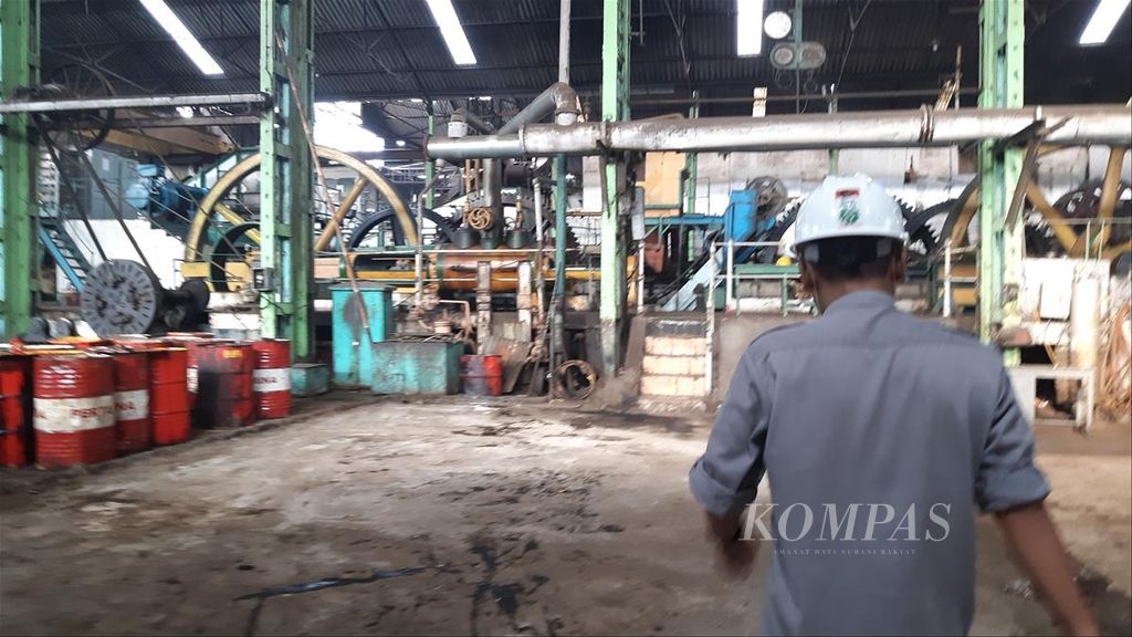 Suasana dalam Pabrik Gula Tersana Baru, Kabupaten Cirebon, Jawa Barat, Selasa (14/5/2019). Pabrik yang berdiri sejak 1937 itu merupakan satu dari tiga pabrik gula milik PG Rajawali II yang masih beroperasi di Jabar. Sebelum 1995, terdapat delapan pabrik gula di Jabar.