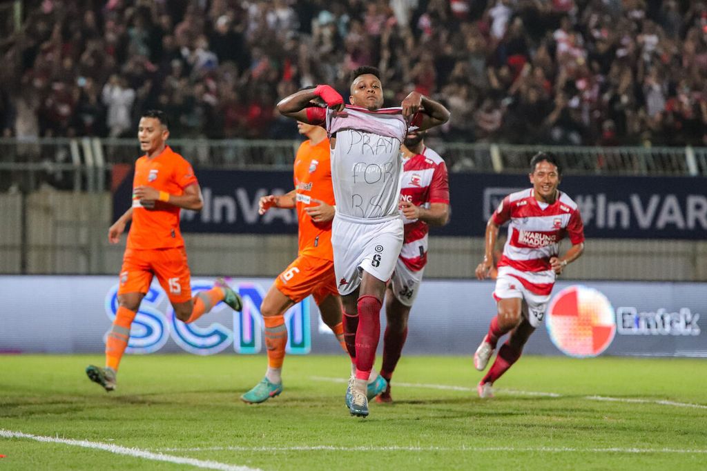 Pesepak bola Madura United, Hugo Gomes, melakukan selebrasi seusai mencetak gol ke gawang Borneo FC pada pertandingan semifinal laga pertama <i>championship series</i> Liga 1 di Stadion Gelora Bangkalan, Bangkalan, Jawa Timur, Rabu (15/5/2024). Madura United menang dengan skor 1-0.