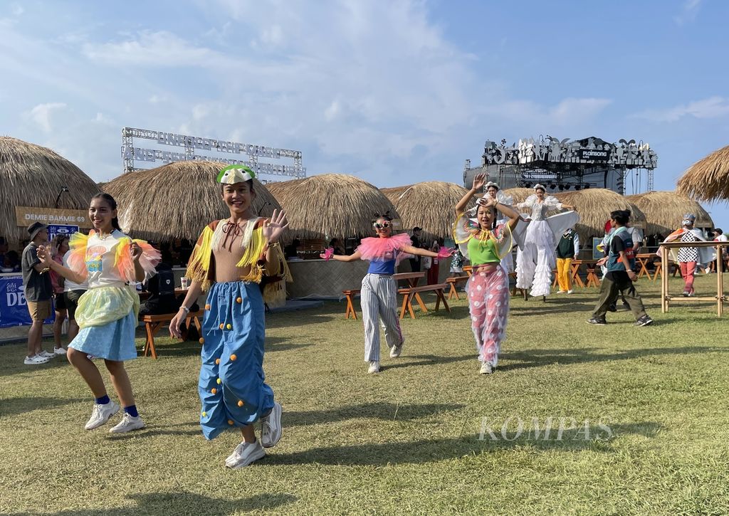 Keriangan festival Joyland edisi Bali 2024 pada hari kedua, Sabtu (2/3/2024), dibuka dengan sore yang cerah. Malam hari, hujan mengguyur deras selama hampir dua jam. Akibatnya, sejumlah penampilan diundur dan sebagian penonton beranjak pulang.