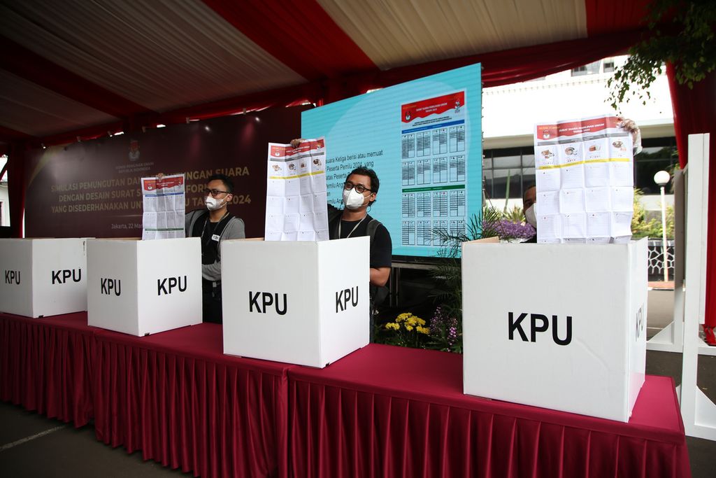 Simulation of voting and vote counting for the 2024 General Election at the General Elections Commission (KPU) office, Jakarta, Tuesday (22/3/2022). The KPU made a breakthrough by simplifying the ballot papers from five ballots (2019 Elections) to two and three ballots for the 2024 Election. 