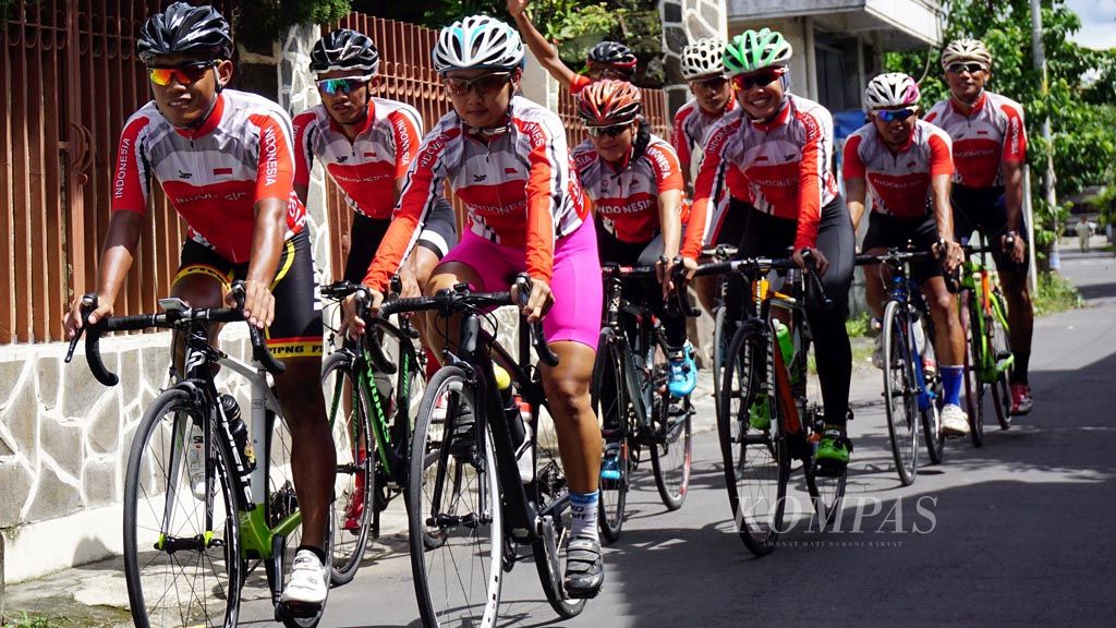 Dua belas anggota tim nasional balap sepeda sedang mengikuti pemusatan latihan di Yogyakarta.  Mereka berlatih untuk SEA Games Kuala Lumpur 2017 hanya dalam waktu kurang dari tujuh bulan. Foto diambil Kamis (16/2) saat para pebalap sedang menjalani pemulihan setelah digempur latihan keras untuk meningkatkan ketahanan dan kecepatan.