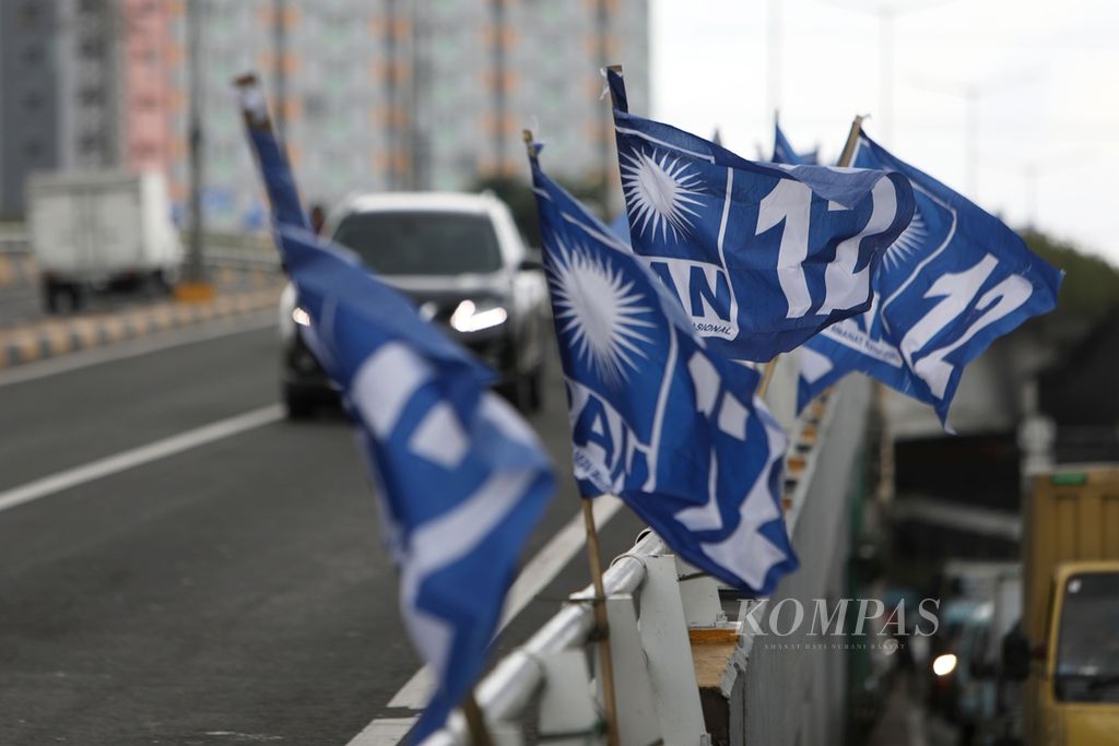 The flag of the National Mandate Party was hoisted on the elevated bridge of Jatibaru Raya Road in Jakarta to liven up the 5th National Working Meeting of PAN 2019 on Saturday (7/12/2019).