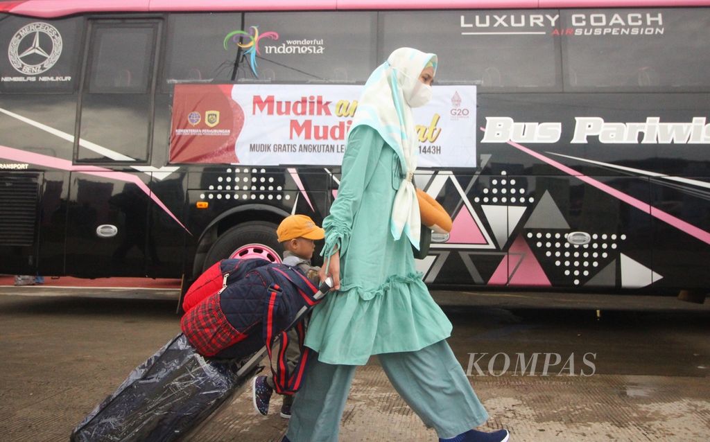 Penumpang yang mengikuti mudik gratis berjalan menuju bus di Terminal Jatijajar, Kota Depok, Jawa Barat, Kamis (28/4/2022).  
