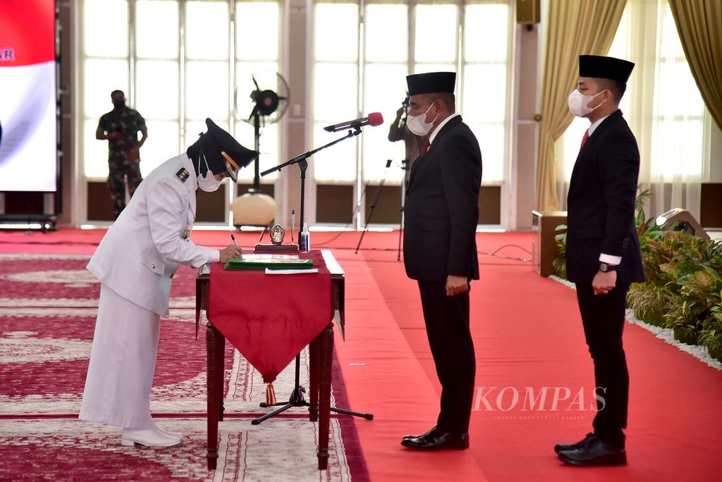 Wakil Wali Kota Siantar Susanti Dewayani (kiri), hasil Pemilihan Kepala Daerah 2020, dilantik oleh Gubernur Sumatera Utara Edy Rahmayadi (kedua dari kanan) di Medan, Selasa (22/2/2022). Susanti diminta mengembalikan Siantar sebagai kota terbesar kedua di Sumut.