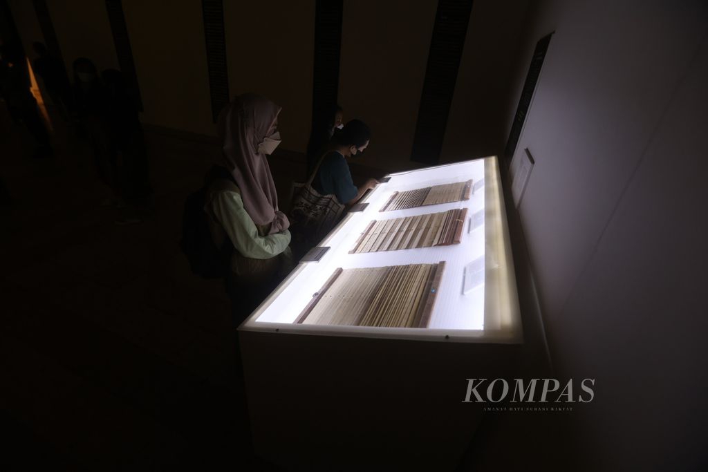 Sejumlah naskah yang ditulis pada daun lontar ditampilkan dalam pameran Jejak Pengetahuan Nusantara di Museum Sonobudoyo, Yogyakarta, Sabtu (8/10/2022). 