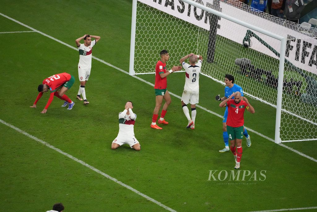 Para pemain Portugal meluapkan kekecewaan setelah gagal menyelesaikan peluang di depan gawang saat melawan Maroko di babak perempat final Piala Dunia 2022 di Stadion Al Thumama, Qatar, Sabtu (10/12/2022).