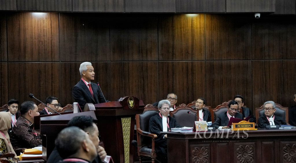 Capres Ganjar Pranowo sebagai pemohon saat menyampaikan uraian pidatonya pada sidang pendahuluan perkara Perselisihan Hasil Pemilihan Umum (PHPU) Pemilihan Presiden dalam Pemilu 2024 di Mahkamah Konstitusi, Jakarta, Rabu (27/3/2024). 