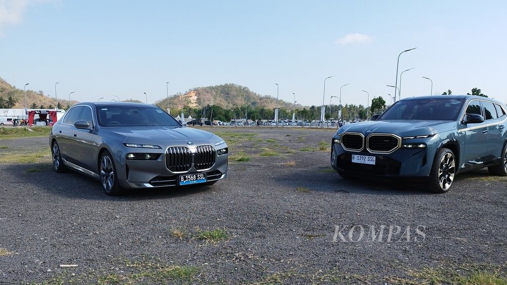 Dua mobil mewah BMW, yaitu i7 (kiri) dan XM, berada di areal parkir Sirkuit Internasional Pertamina Mandalika, Lombok Tengah, Nusa Tenggara Barat, Sabtu (14/10/2023).