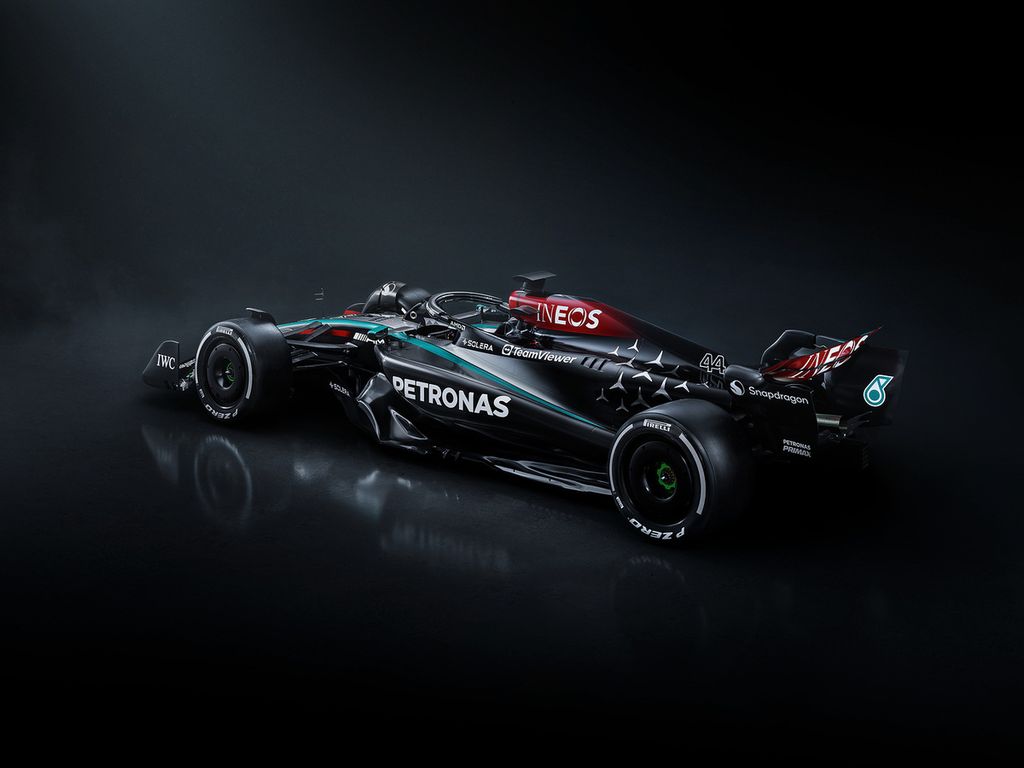 Tim Mercedes meluncurkan mobil W15 yang yang akan menjadi andalan dalam persaingan Formula 1 musim 2024, pada Rabu (14/2/2024). Mobil W15 mengalam,i sejumlah perubahan pada sasis, rumah girboks, lantai, serta aerodinamika, yang diharapkan membuat mobil lebih stabil dan mudah diprediksi.
