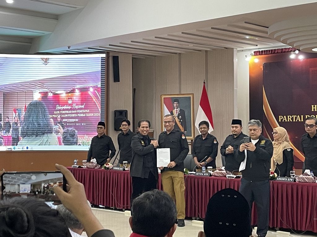 Wakil Ketua Umum Partai Ummat, Nazaruddin, menyerahkan formulir keberatan kepada Ketua KPU Hasyim Asy'ari dalam rapat pleno rekapitulasi nasional hasil verifikasi dan penetapan partai politik peserta Pemilu 2024, Rabu (14/12/2022), di Gedung KPU, Jakarta.