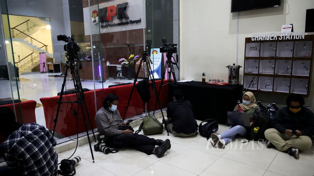 Wartawan menunggu di ruang media center Gedung KPK, Jakarta, Rabu (25/11/2020). Tuntutan kerja terhadap wartawan, baik laki-laki maupun perempuan, sama saja. 