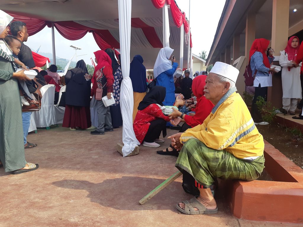 Warga hadir menyaksikan peresmian Pusat Kegiatan Belajar Masyarakat Sarbini di Desa Sukamanah, Kecamatan Cugenang, Kabupaten Cianjur, Jawa Barat, Jumat (17/11/2023). Di desa berpenduduk lebih kurang 11.000 jiwa itu tak ada sekolah SMP dan SMA.