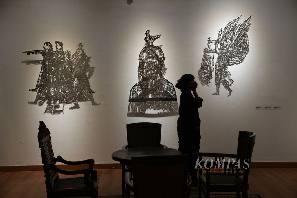 The work "Maju Serempak, Bertengger di Puncak, Sebuah Peringatan" (from left to right) in the Melik Nggendong Lali Fine Arts Exhibition by Butet Kartaredjasa at Building A, National Gallery of Indonesia, Jakarta, on Thursday (25/4/2024).