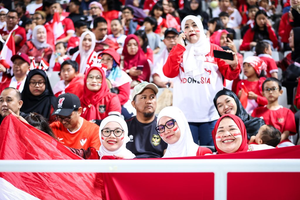 Aksi suporter Indonesia saat memberikan dukungan melawan Korea Selatan pada pertandingan perempat final Piala Asia U-23 2024 di Stadion Abdullah bin Khalifa, Doha, Qatar, Jumat (26/4/2024) dini hari WIB. Indonesia mengalahkan Korea Selatan melalui adu tendangan penalti. Kemenangan ini mengantarkan Indonesia lolos ke babak semifinal.