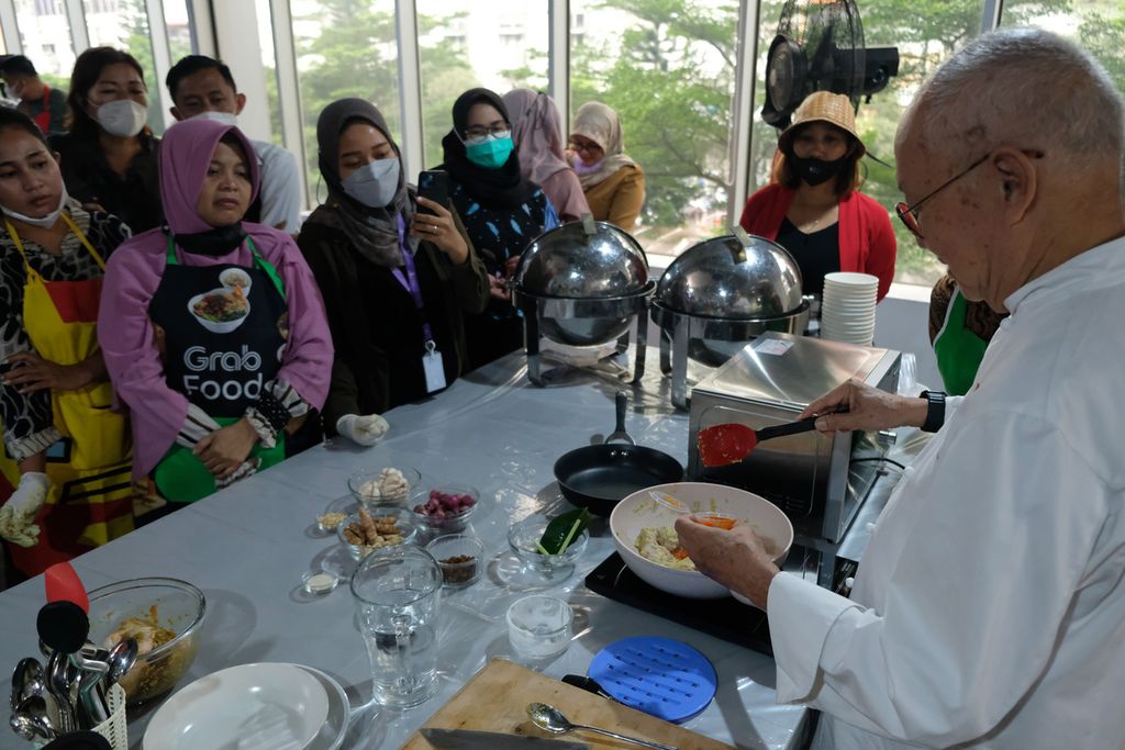 Sejumlah bahan masakan dimasukkan koki Wiliam Wongso ke dalam adonan daging ayam dalam pelatihan kuliner di Jakarta Creative Hub, Jakarta Pusat, Senin (7/11/2022). Pelatihan yang diselenggarakan Dinas Pariwisata dan Ekonomi Kreatif Provinsi DKI Jakarta ini bertujuan melatih kemampuan memasak pelaku usaha UMKM yang tergabung dalam Jakpreneur. 