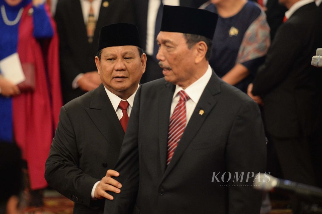 Prabowo Subianto bersama Luhut Binsar Pandjaitan berbincang-bincang sebelum dilantik menjadi Menteri Pertahanan dan Menko Kemaritiman dan Investasi oleh Presiden Joko Widodo di Istana Negara, Jakarta, Rabu (23/10/2019). 