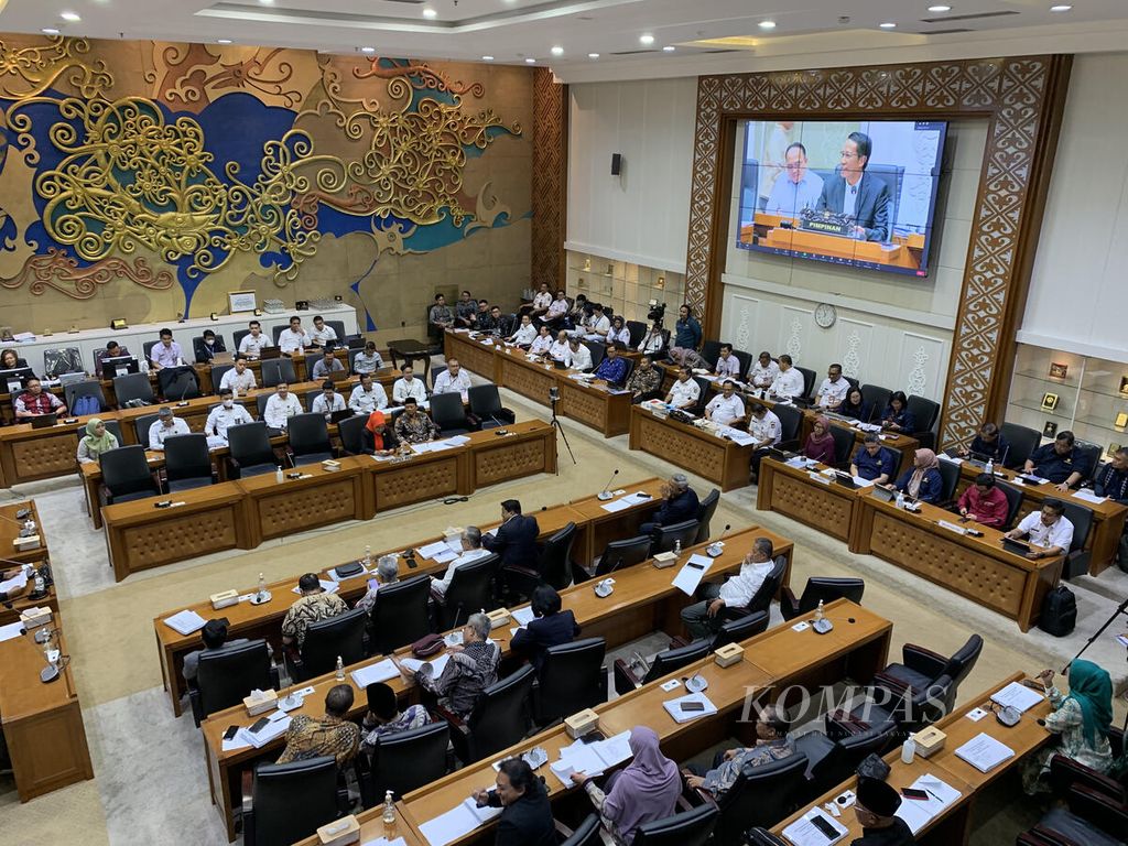 Menteri Dalam Negeri Tito Karnavian rapat bersama Badan Legislasi Dewan Perwakilan Rakyat dan Dewan Perwakilan Daerah untuk membahas Rancangan Undang-Undang Daerah Khusus Jakarta, di Kompleks Parlemen, Senayan, Jakarta, Rabu (13/3/2024).