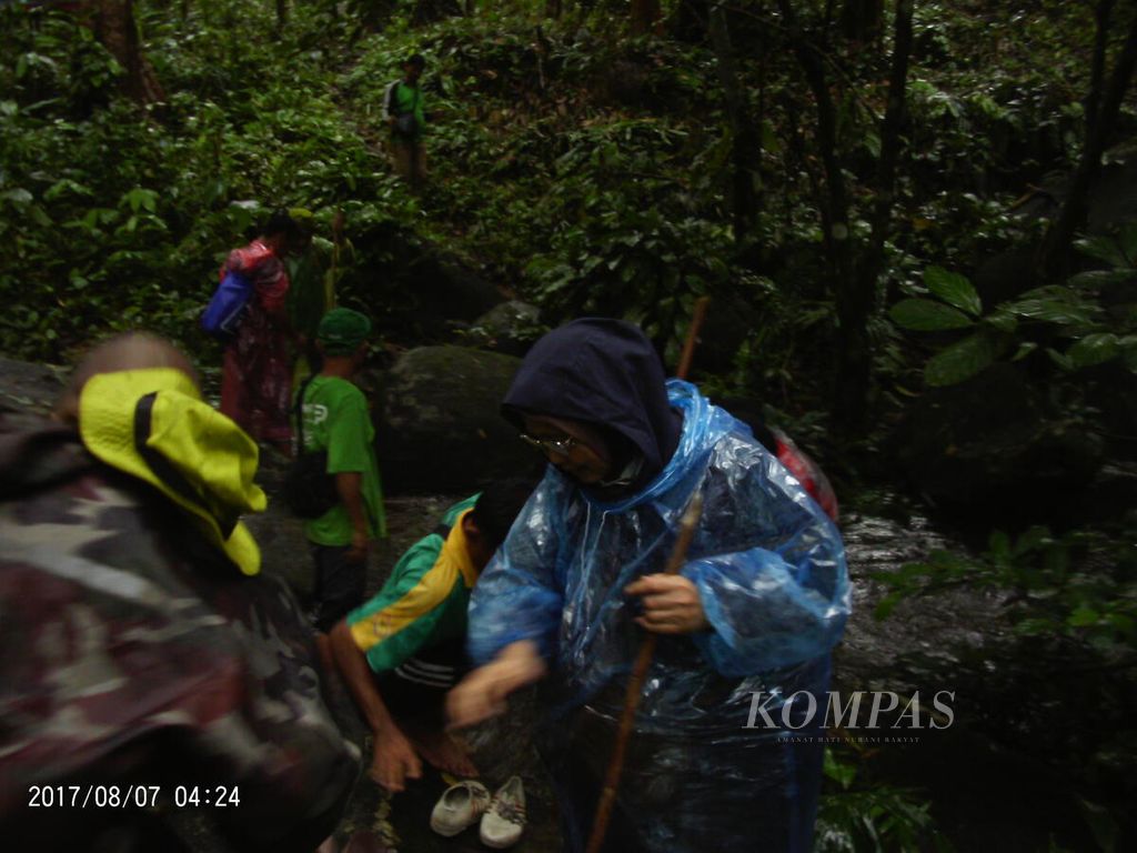 Tim ekspedisi dan eksplorasi durian unggul Kalimantan Barat, saat menyusuri pohon induk tunggal di hutan daerah Kecamatan Singkawang Timur, Kota Singkawang, Kalimantan Barat, Minggu (26/9/2022).